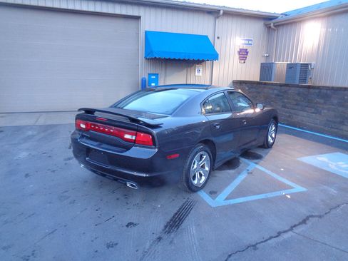 Used 2014 Dodge Charger SE w/ Sport Appearance Group image 4