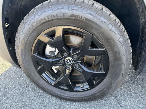 Used 2025 Volkswagen Atlas Peak Edition SE image 8