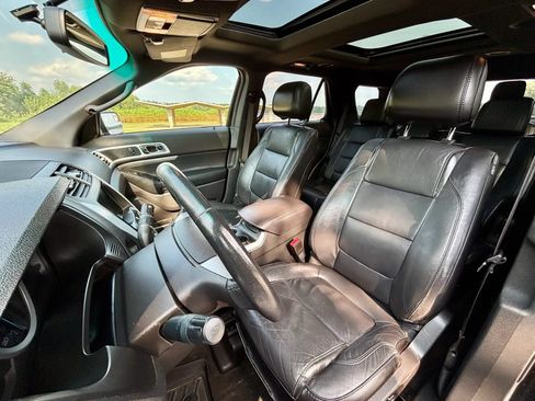 Used 2015 Ford Explorer XLT w/ Equipment Group 202B FWD image 12