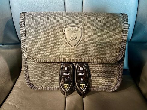 Used 2025 Lamborghini Revuelto AWD/4WD image 30
