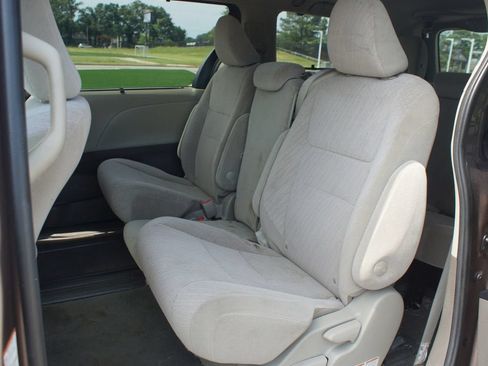 Used 2020 Toyota Sienna LE FWD image 10