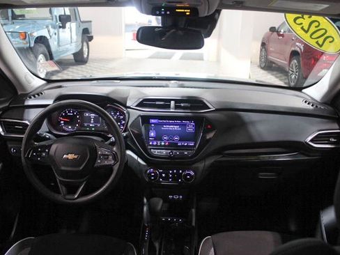 Used 2023 Chevrolet TrailBlazer LT w/ Convenience Package FWD image 2