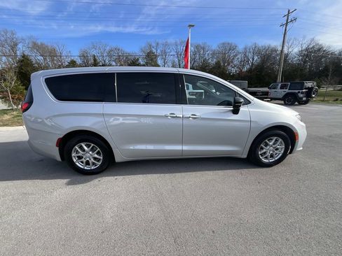 New 2026 Chrysler Pacifica Select image 8