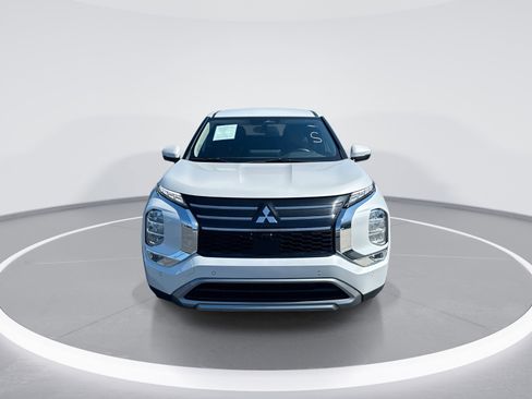 Used 2025 Mitsubishi Outlander SE FWD image 3