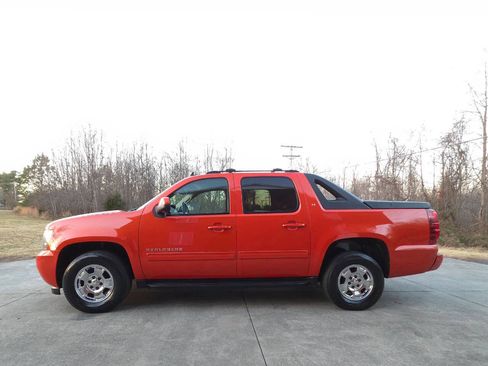 Used 2011 Chevrolet Avalanche LT w/ Luxury Package image 9