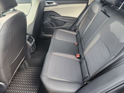 Certified 2025 Volkswagen Taos SE image 19