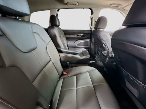 Certified 2025 Kia Telluride EX w/ EX Captain's Chair Package FWD image 30
