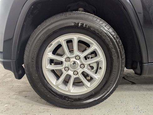 Used 2019 Jeep Grand Cherokee Laredo image 9