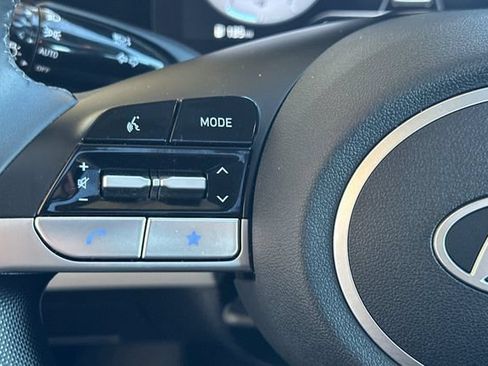Certified 2025 Hyundai Elantra Limited FWD image 29