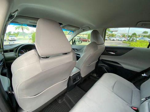 Used 2021 Toyota Venza LE image 19