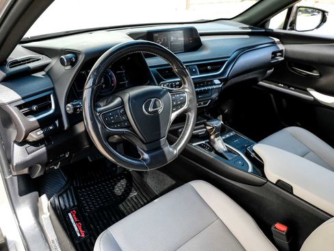 Used 2019 Lexus UX 200 image 3