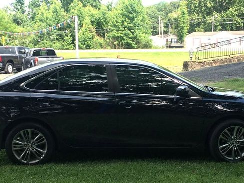 Used 2017 Toyota Camry SE w/ Moonroof Package image 6