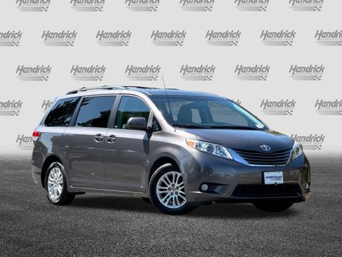 Used 2013 Toyota Sienna XLE FWD image 2