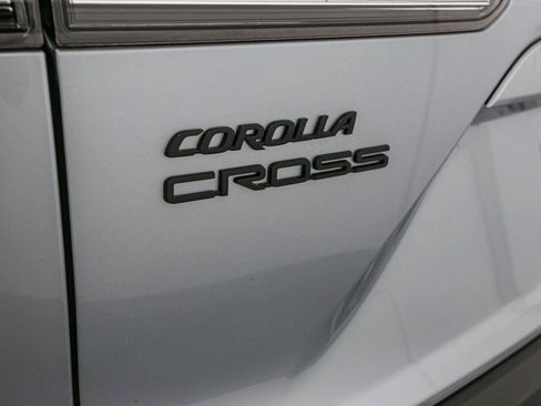 Used 2023 Toyota Corolla Cross XLE w/ Convenience Package AWD/4WD image 11