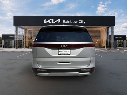 Used 2023 Kia Carnival LX FWD image 6