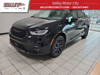 New 2026 Chrysler Pacifica Select w/ S Appearance Package