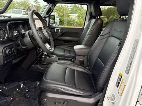 Used 2024 Jeep Wrangler Unlimited Sahara AWD/4WD image 15