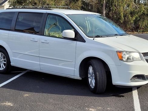 Used 2016 Dodge Grand Caravan SXT w/ Rear Park Assist Package FWD image 4