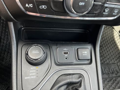 Used 2022 Jeep Cherokee Latitude AWD/4WD image 31