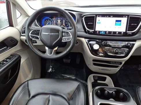 Used 2023 Chrysler Pacifica Touring-L image 16