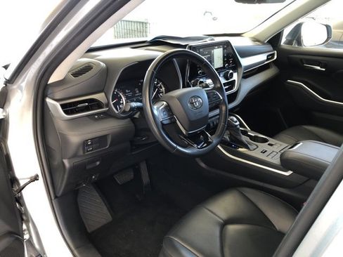Used 2020 Toyota Highlander XLE image 34