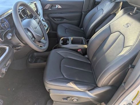New 2026 Chrysler Pacifica Select w/ S Appearance Package FWD image 11