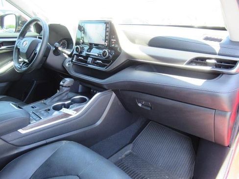 Used 2021 Toyota Highlander Limited FWD image 11