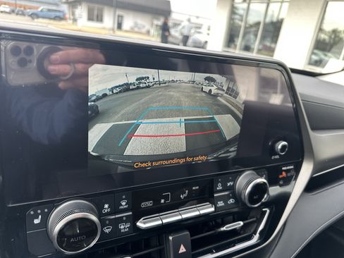 Used 2023 Toyota Highlander XLE image 18