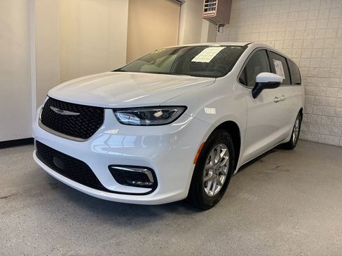 Used 2023 Chrysler Pacifica Touring-L image 40