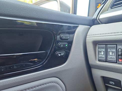 Used 2016 Ford Fusion SE FWD image 18