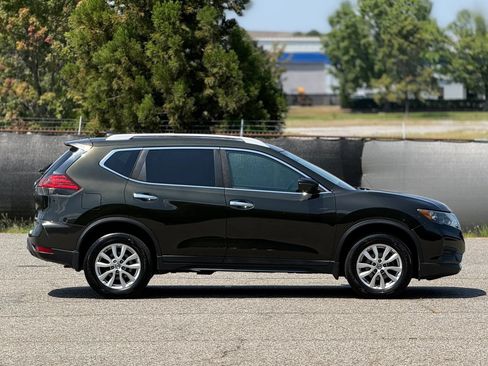Used 2017 Nissan Rogue SV w/ Sun & Sound Touring Package AWD/4WD image 7