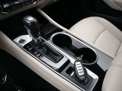 Used 2024 Nissan Altima 2.5 SL FWD image 5