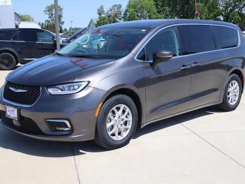 Used 2023 Chrysler Pacifica Touring-L FWD image 2