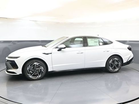 Used 2026 Hyundai Sonata SEL FWD image 2