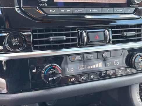 Used 2025 Nissan Pathfinder SV FWD image 29
