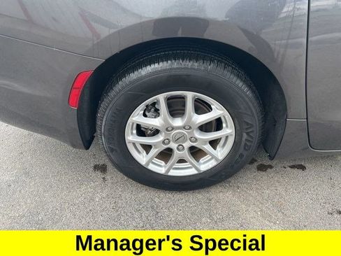 Used 2023 Chrysler Pacifica Touring-L FWD image 42