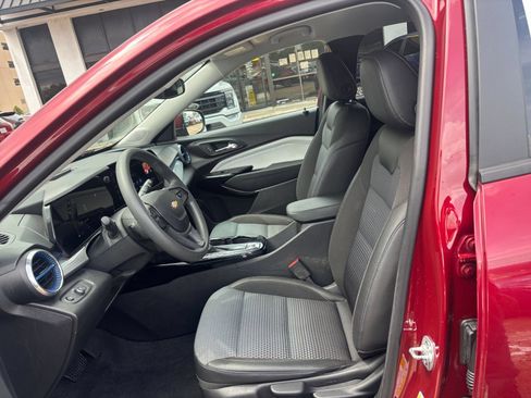 Used 2025 Chevrolet Trax LT FWD image 25