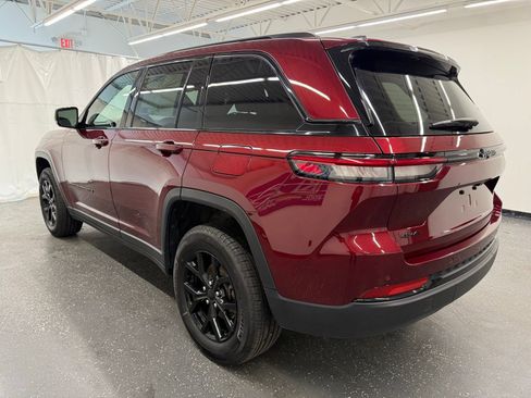Used 2025 Jeep Grand Cherokee Altitude AWD/4WD image 3