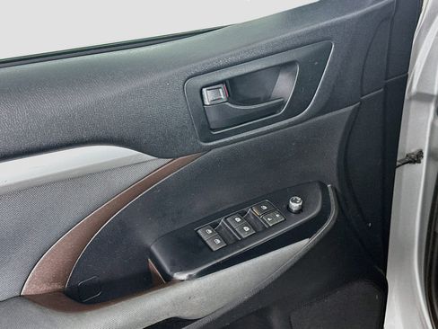 Used 2019 Toyota Highlander LE FWD image 15