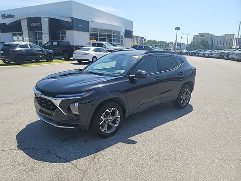 Used 2025 Chevrolet Trax LT w/ LT Convenience Package FWD image 3