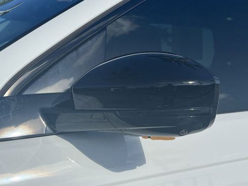 Used 2025 Land Rover Discovery Sport S image 11