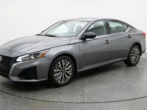 Used 2025 Nissan Altima 2.5 SV FWD image 3