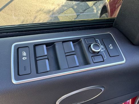Used 2017 Land Rover Range Rover HSE image 18