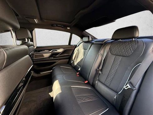 Used 2022 BMW 750i xDrive w/ Executive Package AWD/4WD image 17