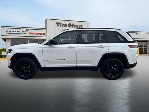 Used 2025 Jeep Grand Cherokee Altitude AWD/4WD image 8