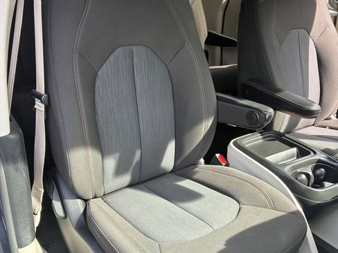 Used 2020 Chrysler Pacifica Touring FWD image 25