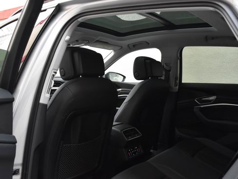 Used 2021 Audi e-tron Premium Plus w/ Premium Plus Package image 23