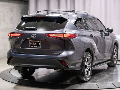 Used 2020 Toyota Highlander XLE AWD/4WD image 4