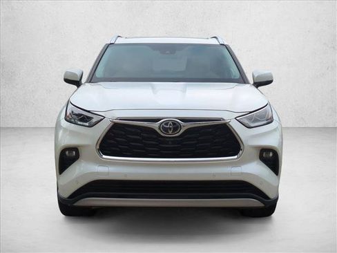 Used 2020 Toyota Highlander Platinum FWD image 2