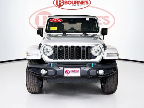 Used 2024 Jeep Wrangler Unlimited w/ Convenience Group AWD/4WD image 5